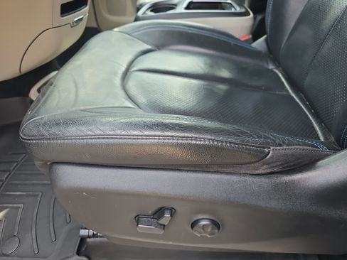Used 2021 Chrysler Pacifica Touring-L FWD image 26