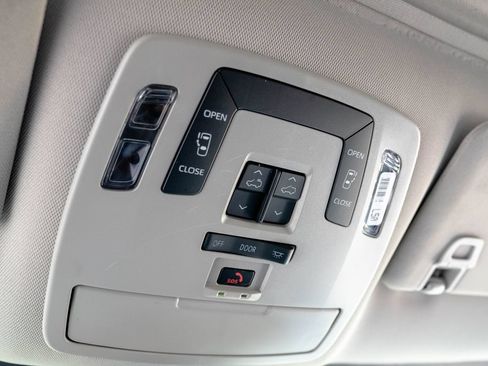 Used 2024 Toyota Sienna LE w/ LE Plus Package AWD/4WD image 33