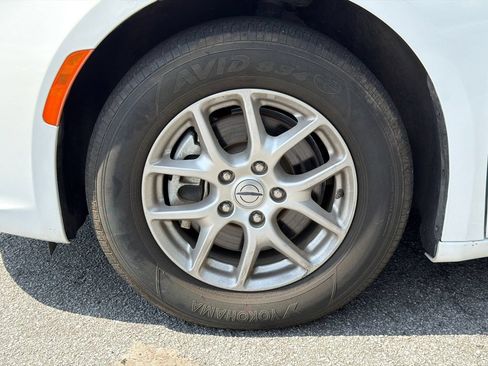 Used 2023 Chrysler Pacifica Touring-L FWD image 11