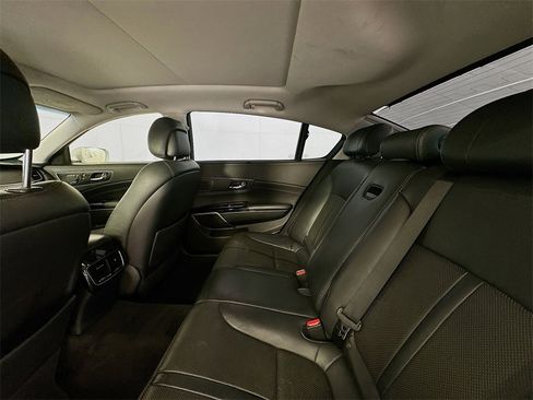 Used 2017 Kia K900 Premium image 25