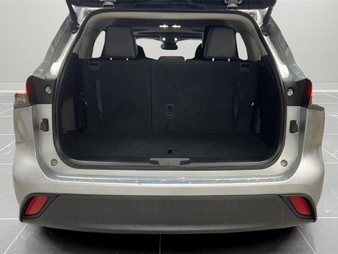 Used 2024 Toyota Highlander XLE image 16