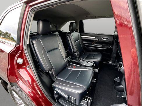 Used 2019 Toyota Highlander XLE image 26