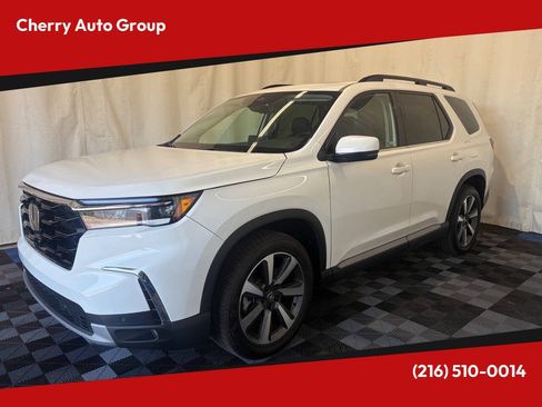 Used 2025 Honda Pilot Touring image 1
