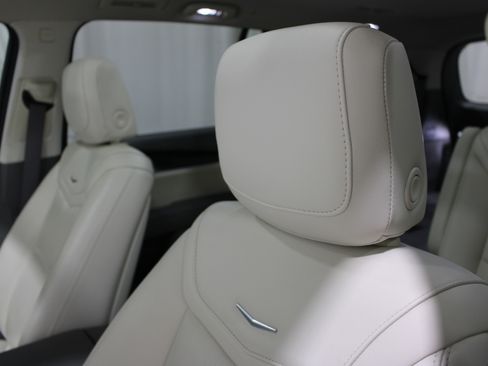 Used 2023 Cadillac XT6 Premium Luxury image 4