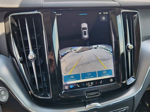 Used 2025 Volvo XC60 B5 Core image 13