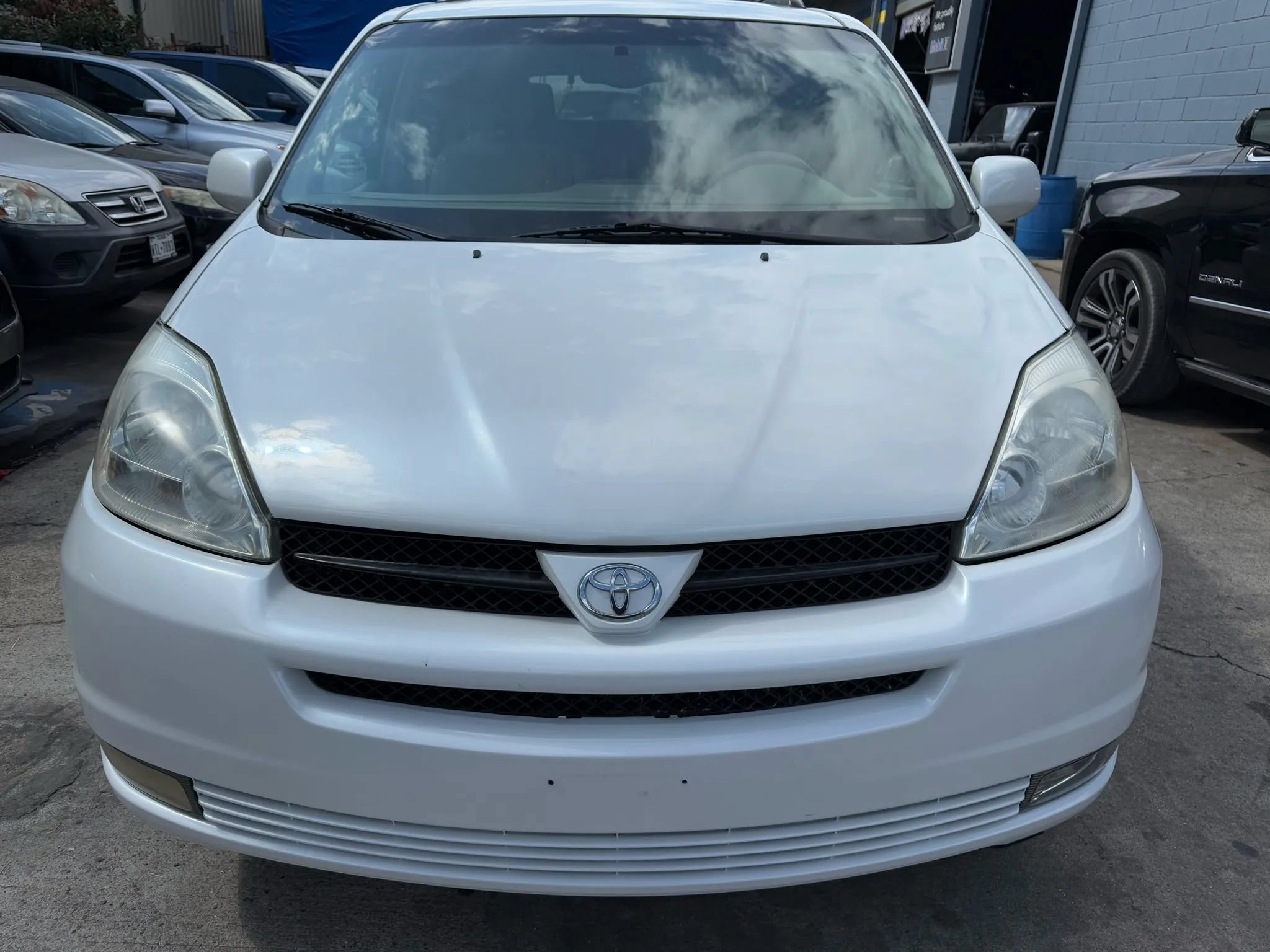 Used 2004 Toyota Sienna XLE FWD image 2