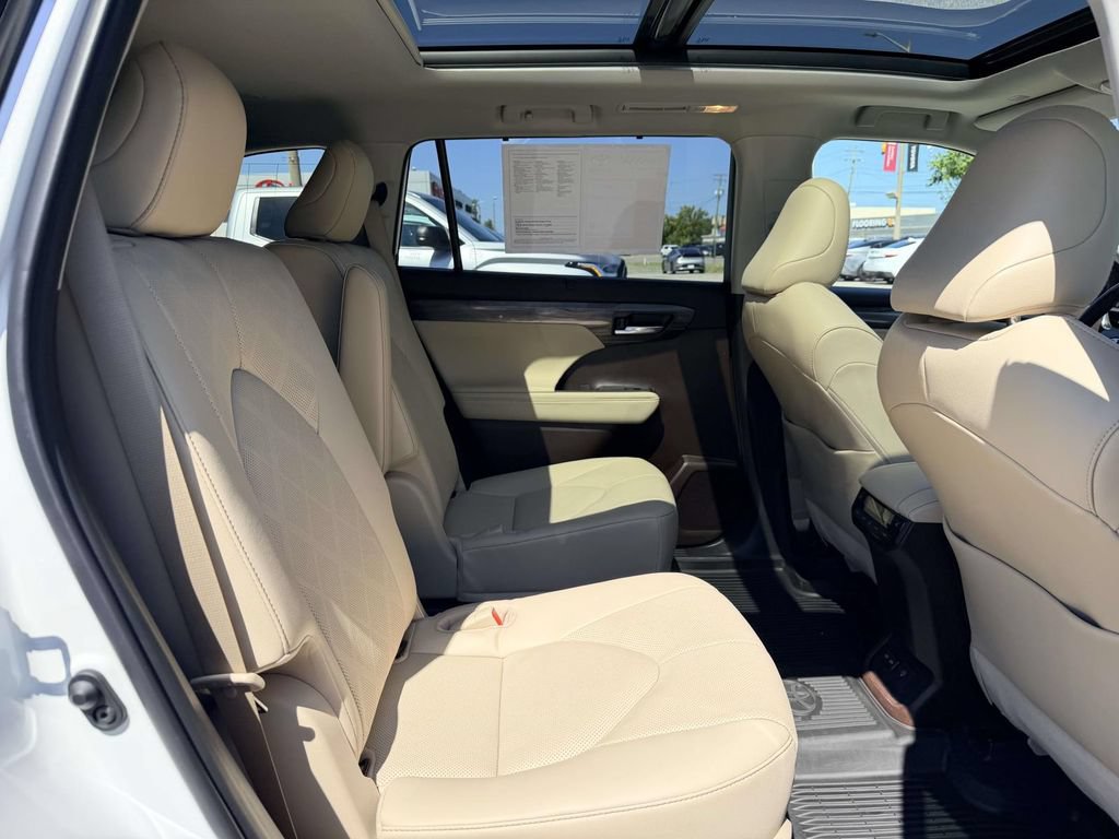 Used 2022 Toyota Highlander Platinum AWD/4WD image 14