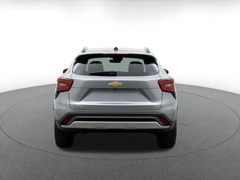 Used 2025 Chevrolet Trax LT FWD image 8