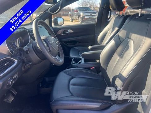 Used 2025 Chrysler Pacifica Select image 10