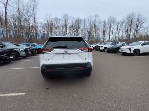 Used 2021 Toyota RAV4 LE image 10