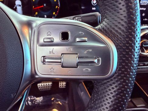 Used 2022 Mercedes-Benz GLB 250 image 22