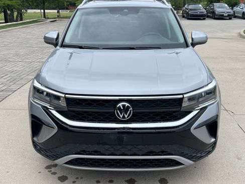Certified 2023 Volkswagen Taos SE w/ Panoramic Sunroof Package FWD image 3