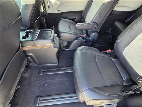 Used 2025 Toyota Sienna Platinum image 18