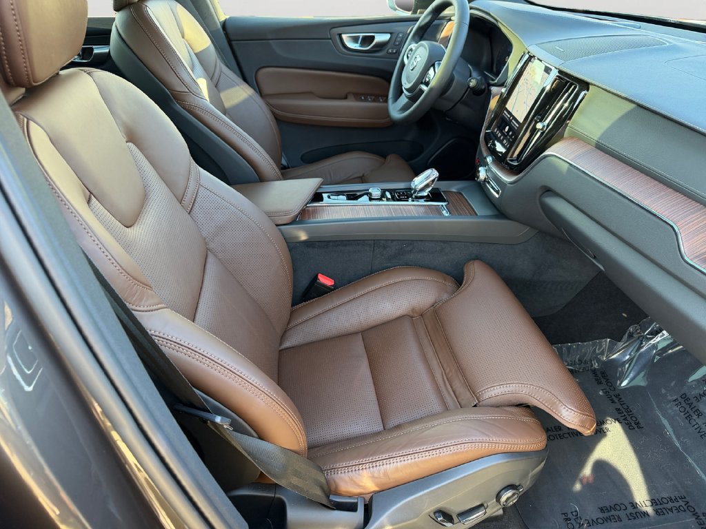 Certified 2024 Volvo XC60 B5 Ultimate w/ Climate Package AWD/4WD image 7