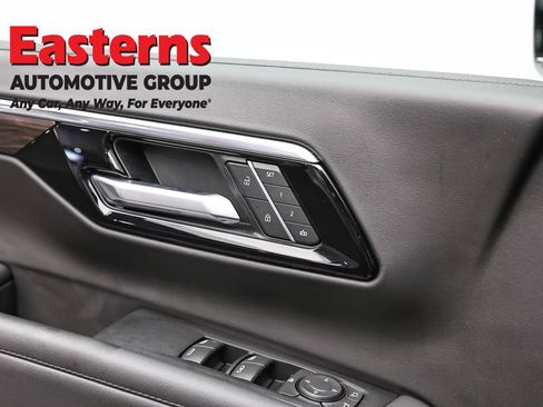 Used 2025 Chevrolet Suburban Z71 image 21