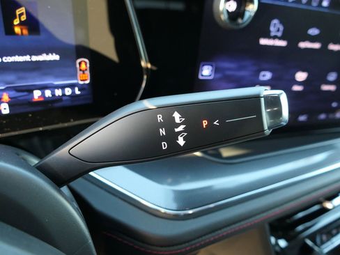 Used 2025 Chevrolet Suburban RST image 16