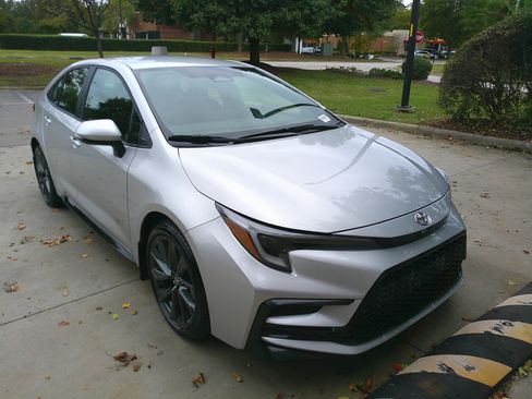 Used 2025 Toyota Corolla SE image 2