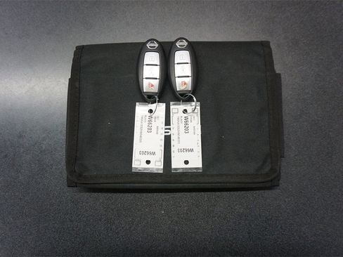 Used 2017 Nissan Titan SV image 18