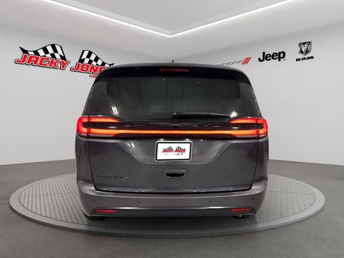 Used 2021 Chrysler Pacifica Touring w/ S Appearance Package image 8