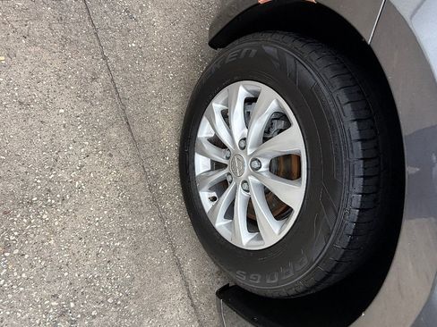 Used 2017 Chrysler Pacifica Touring-L image 10