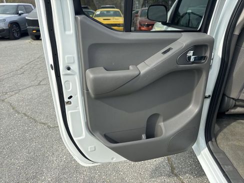 Used 2018 Nissan Frontier SV image 23