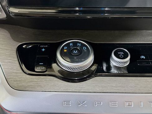 Used 2025 Ford Expedition Platinum image 15