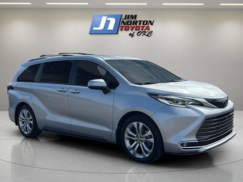 Used 2023 Toyota Sienna Platinum FWD image 3