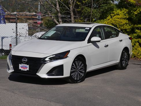 Used 2024 Nissan Altima 2.5 SV w/ SV Premium Package image 2