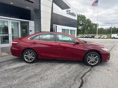 Used 2017 Toyota Camry SE w/ Moonroof Package FWD image 8