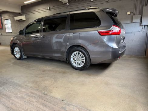 Used 2015 Toyota Sienna XLE FWD image 2