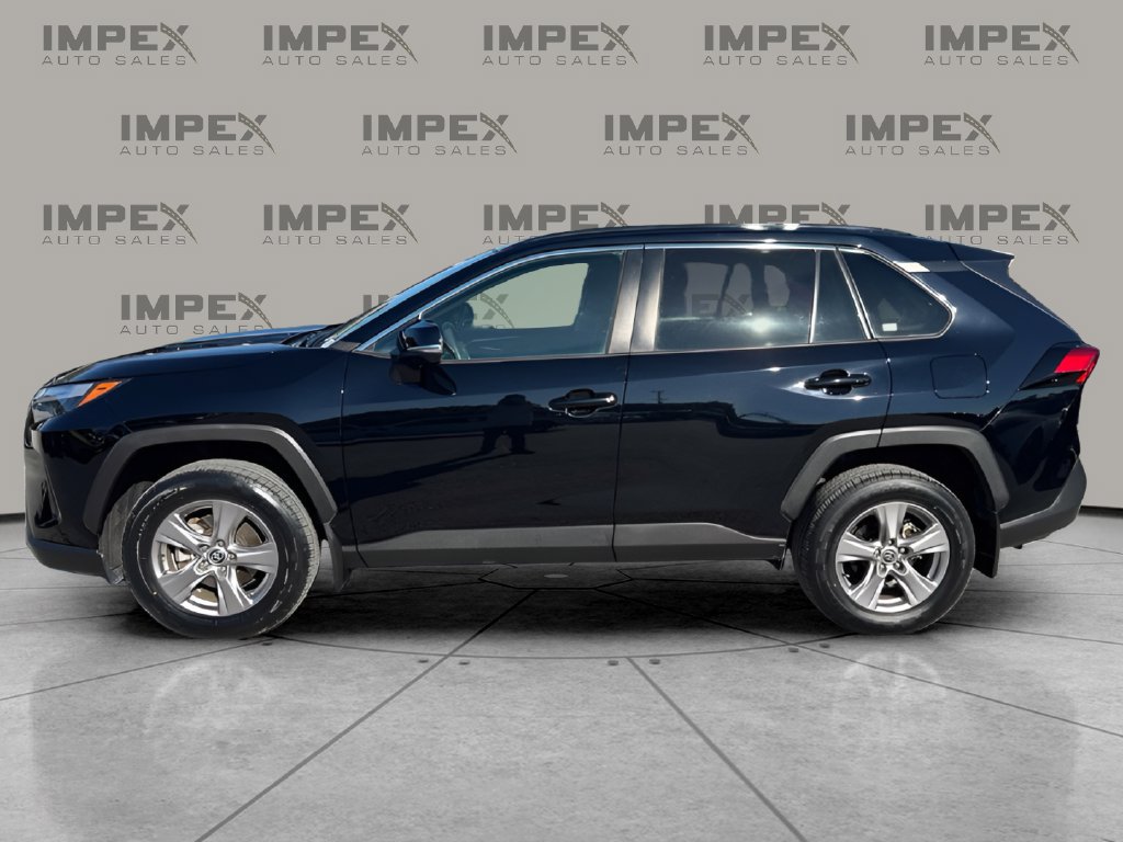 Used 2022 Toyota RAV4 XLE w/ Convenience Package FWD image 2