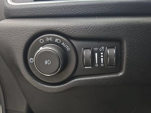 Used 2021 Chrysler Pacifica Limited w/ Uconnect Theater Family Group FWD image 38
