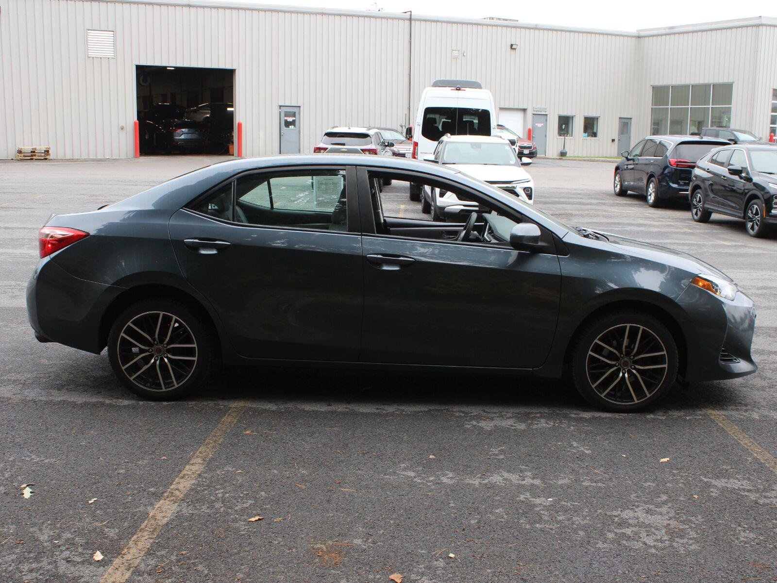 Used 2018 Toyota Corolla LE FWD image 4