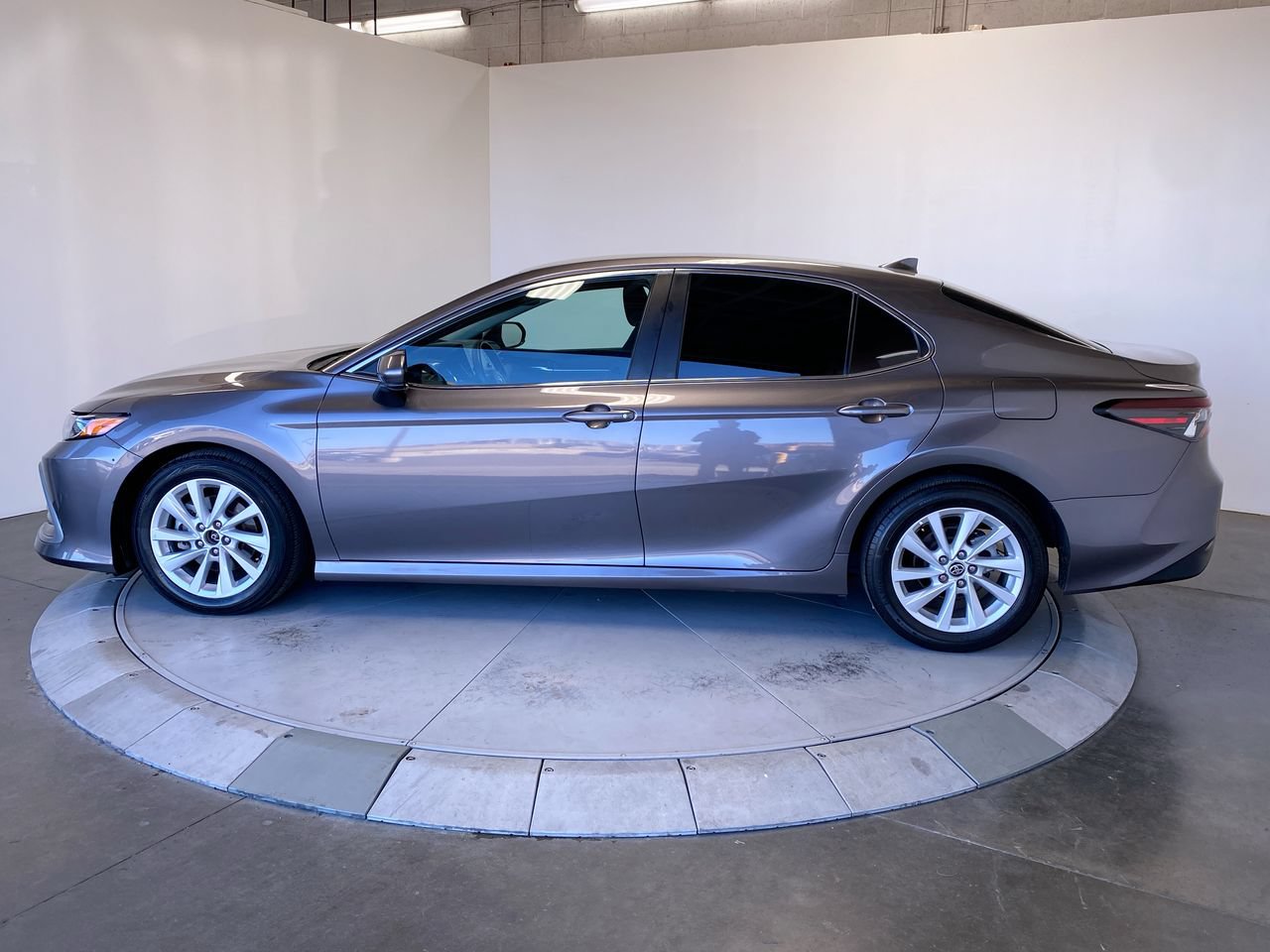 Used 2022 Toyota Camry LE FWD image 2