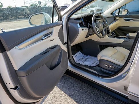 Used 2017 Cadillac XT5 Luxury w/ Driver Awareness Package FWD image 32