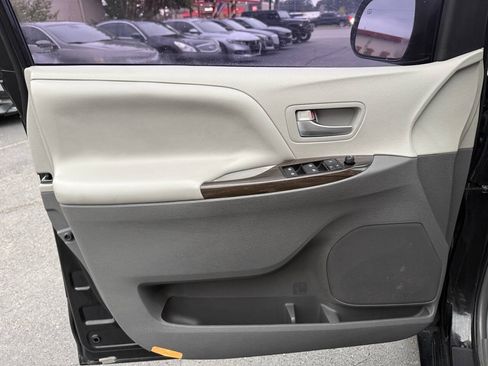 Used 2016 Toyota Sienna XLE w/ XLE Navigation Package FWD image 10