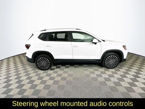 Used 2025 Volkswagen Taos SE FWD image 11