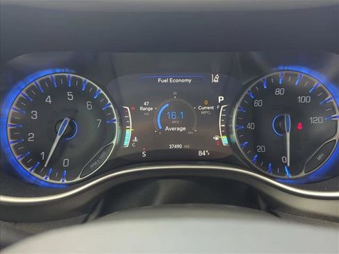 Used 2021 Chrysler Pacifica Touring-L image 6