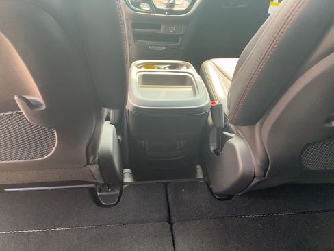 New 2027 Chrysler Pacifica Select AWD/4WD image 17