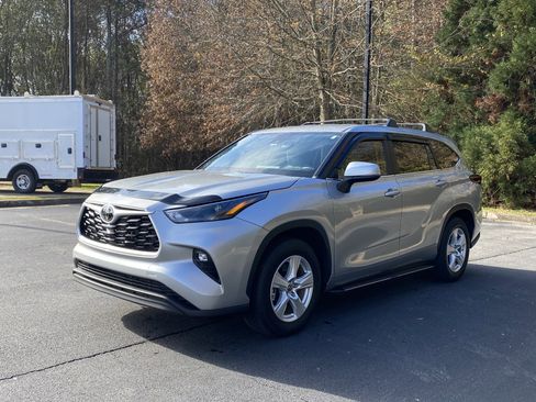 Used 2024 Toyota Highlander LE image 5