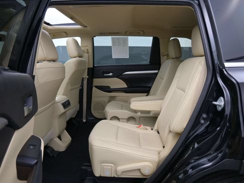 Used 2019 Toyota Highlander XLE FWD image 15