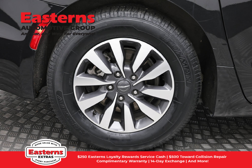 Used 2023 Chrysler Pacifica Limited FWD image 34
