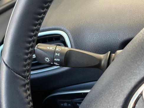 Used 2019 Toyota Prius XLE FWD image 32