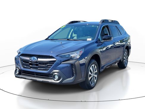 Used 2025 Subaru Outback Premium image 3