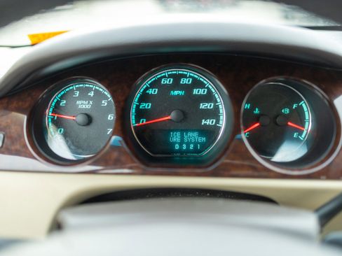 Used 2011 Buick Lucerne CXL image 20