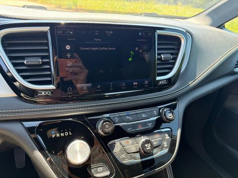 Used 2025 Chrysler Pacifica Limited FWD image 26