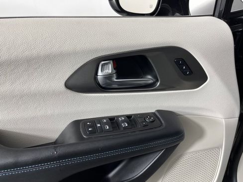 Used 2021 Chrysler Pacifica Touring-L image 13