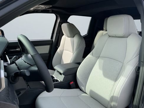 Used 2025 Toyota Tacoma Limited image 9