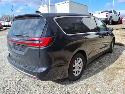 Used 2023 Chrysler Pacifica Touring-L image 5