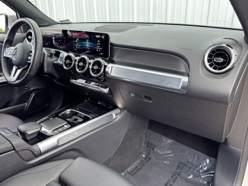 Used 2021 Mercedes-Benz GLB 250 4MATIC w/ Premium Package image 13